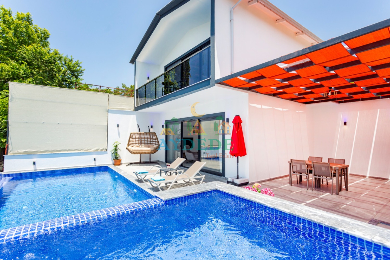 Kalkan İslamlar Villa Gaye modern mimarisi ve masmavi özel yüzme havuzu görünümü