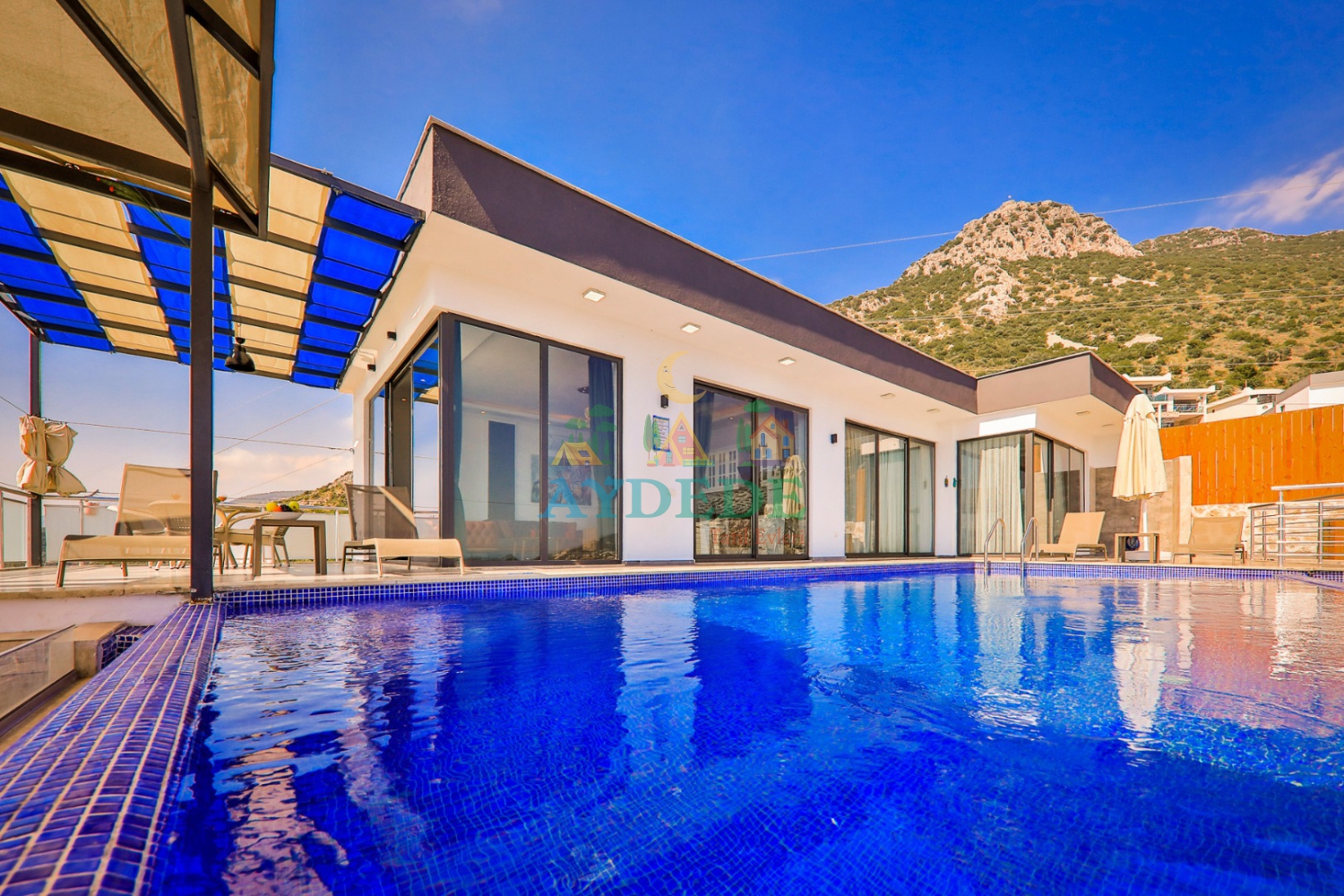 Kalkan Akbel’de yer alan Villa Fıstık 1’in modern mimarisi ve geniş özel yüzme havuzu