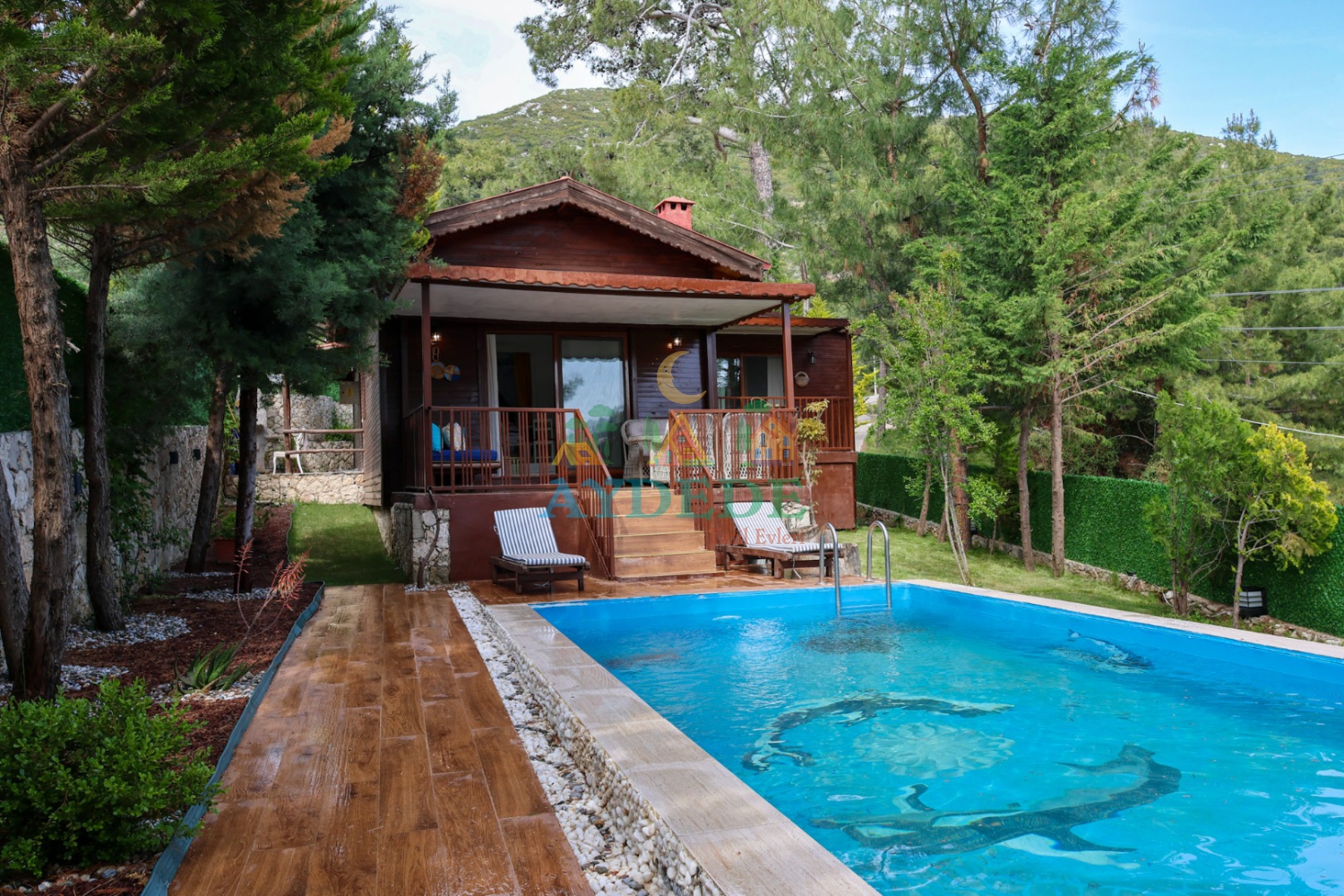 Villa Moby Kalkan İslamlar’da doğa içinde konumlanan, özel havuzlu ve ahşap mimarili muhafazakâr tatil villasıyla huzurlu bir ortam sunmaktadır.