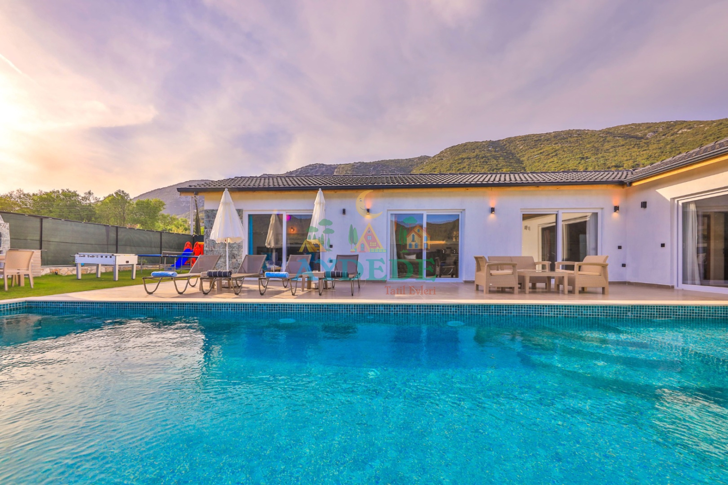 Kalkan Sarıbelen’de Villa Temu özel havuzlu geniş bahçe alanı ve doğa manzarası