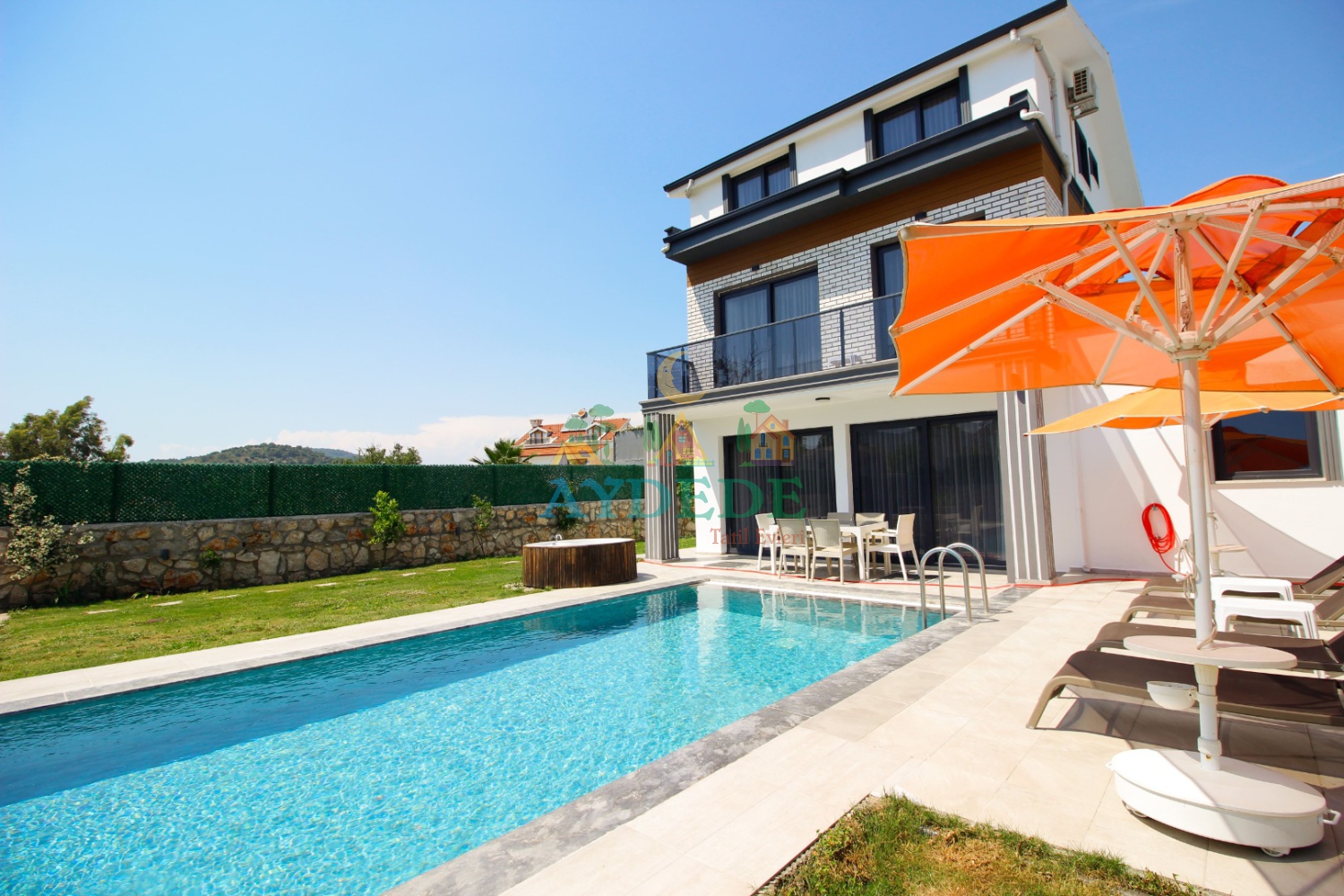 Fethiye Hisarönü’nde yer alan Boliv 1 Villa’nın özel yüzme havuzu ve geniş bahçe alanı, lüks ve konforlu bir tatil deneyimi sunmaktadır.