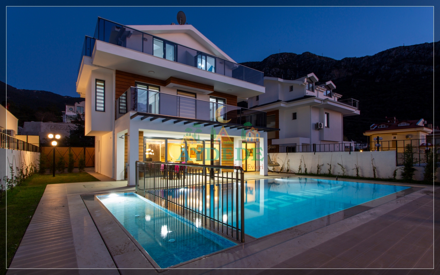 Villa Twins 17’nin Fethiye Ovacık’taki modern dış cephesi, özel yüzme havuzu ve akşam aydınlatmalarıyla konforlu villa tatilini yansıtan görünüm.