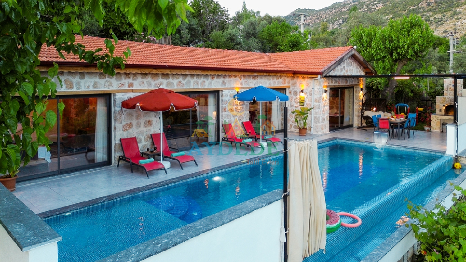 Kalkan kiralık villa geniş özel yüzme havuzu ve güneşlenme terası manzarası