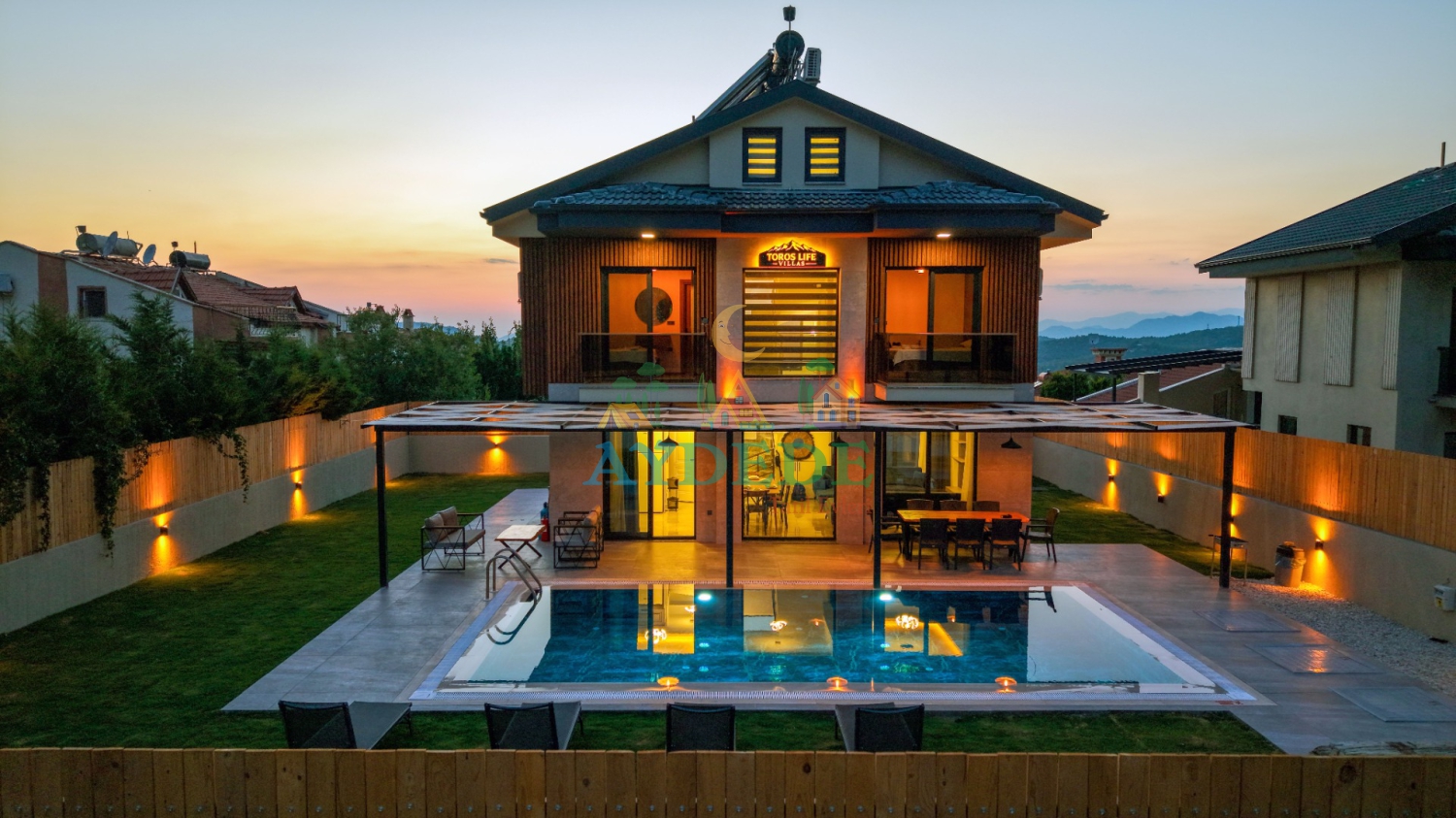 Ovacık'ta yer alan Villa Cozy'nin gün batımında özel havuzu ve şık dış cephesiyle benzersiz tatil deneyimi.