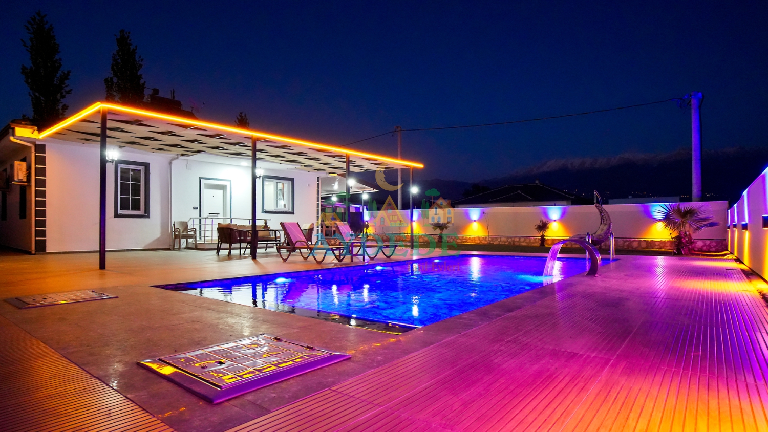 Gece aydınlatmalarıyla göz kamaştıran havuz alanı, romantik ve huzurlu akşamlar için özel olarak hazırlanmıştır. Villa Anıl’da tatilin her anı ayrı bir keyfe dönüşür