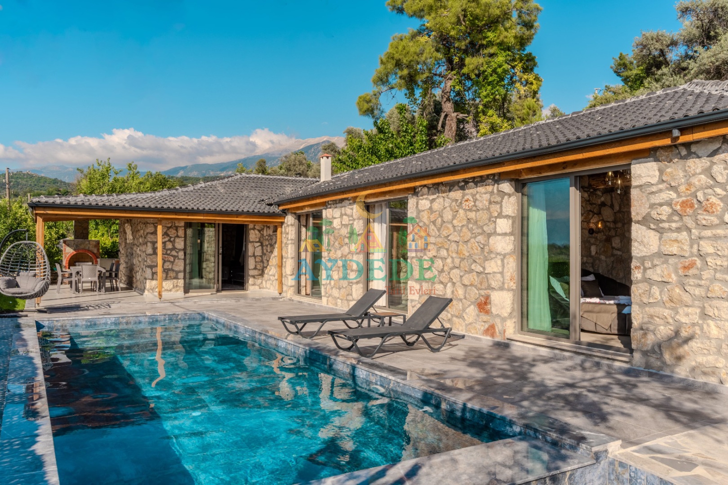 Villa Zeytin Dalı’nın özel yüzme havuzu ve taş mimarisi, Seydikemer Kadıköy’de doğayla iç içe huzurlu bir tatil deneyimi sunmaktadır.