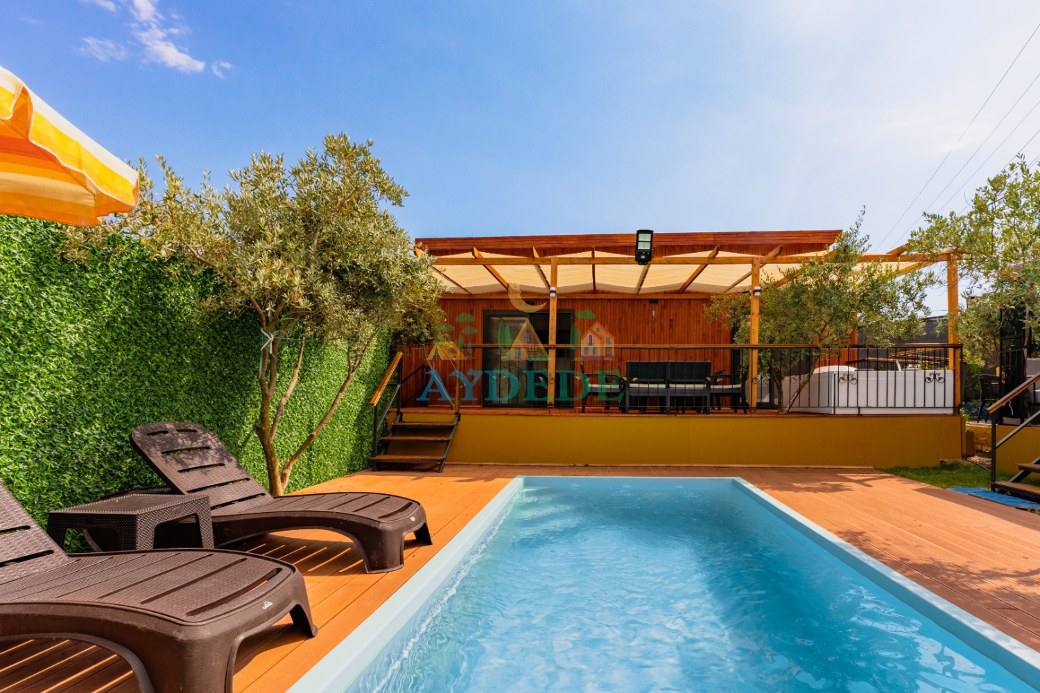 Can Bungalov Fethiye’de korunaklı özel yüzme havuzu ve geniş teras alanıyla huzurlu tatil imkanı sunmaktadır.