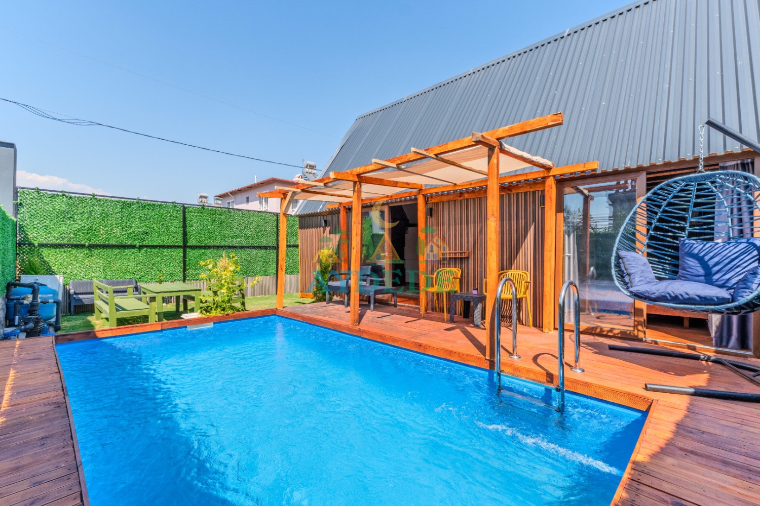 Hailey Bungalov Fethiye Çalıca'da özel yüzme havuzu ve geniş ahşap terasıyla doğa içinde konforlu tatil imkânı sunmaktadır.