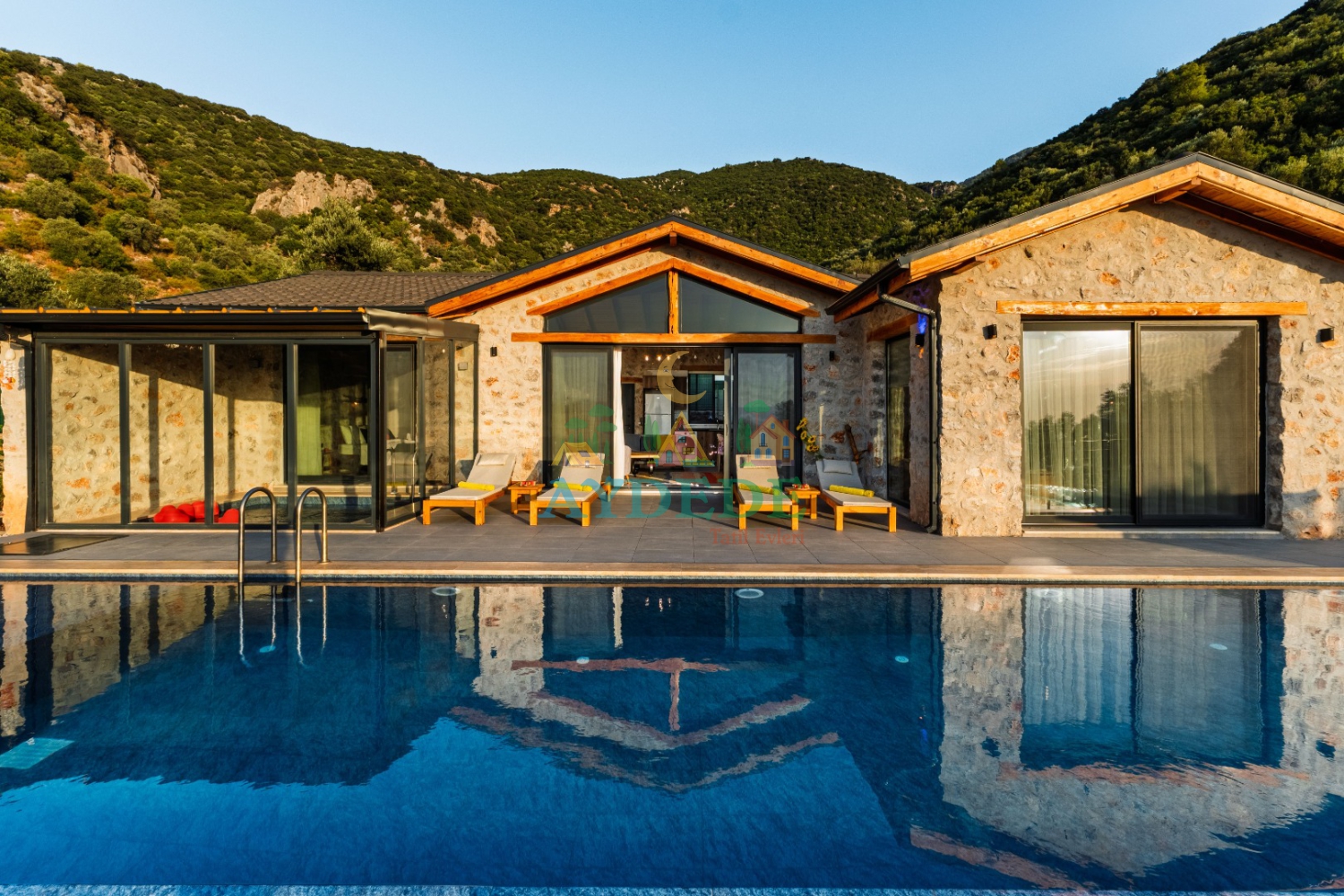 Villa Montana'nın Fethiye Karapınar'da bulunan özel yüzme havuzu ve taş mimarili dış cephesi, doğayla iç içe huzurlu bir villa tatili sunmaktadır.