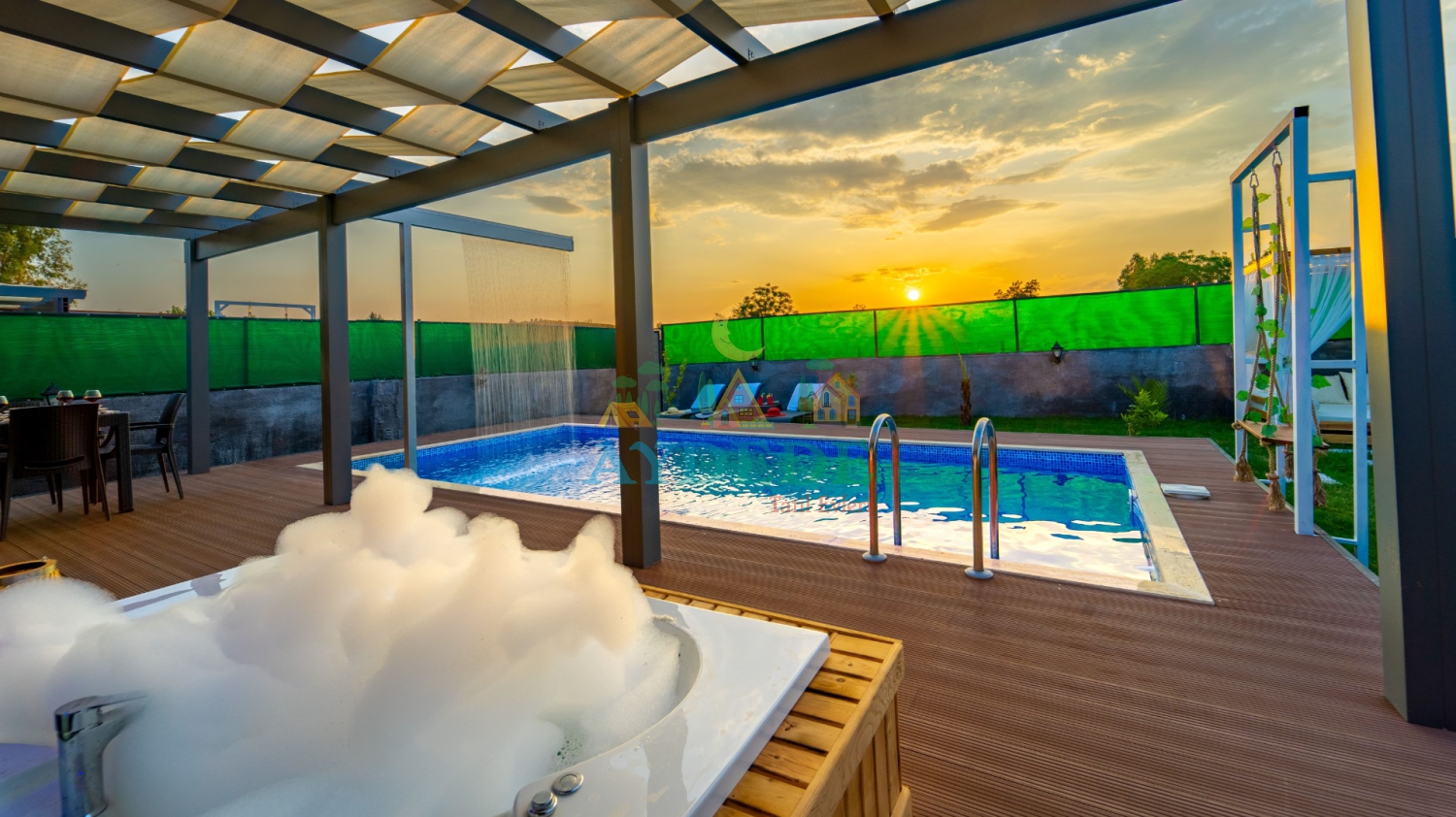 Fethiye Çalış'taki Notis 1 Bungalov'da açık hava jakuzisi ve havuz manzarası eşliğinde huzurlu tatil keyfi.