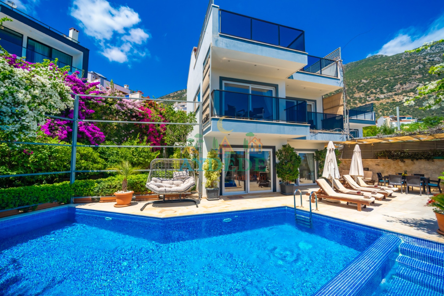 Villa Melissa Duo Kalkan Kızıltaş'ta deniz manzaralı, özel havuzlu ve muhafazakâr 3+1 kiralık villa dış cephe görünümü.