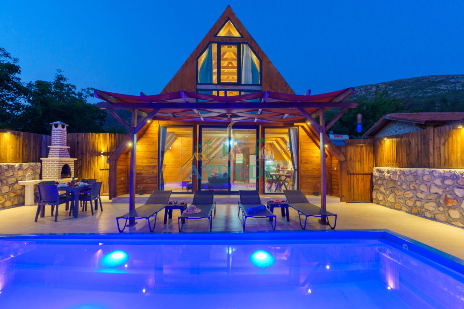 Arın Bungalov Kalkan Üzümlü'de özel yüzme havuzlu, jakuzili ve doğa manzaralı lüks balayı bungalovu gece görünümü.
