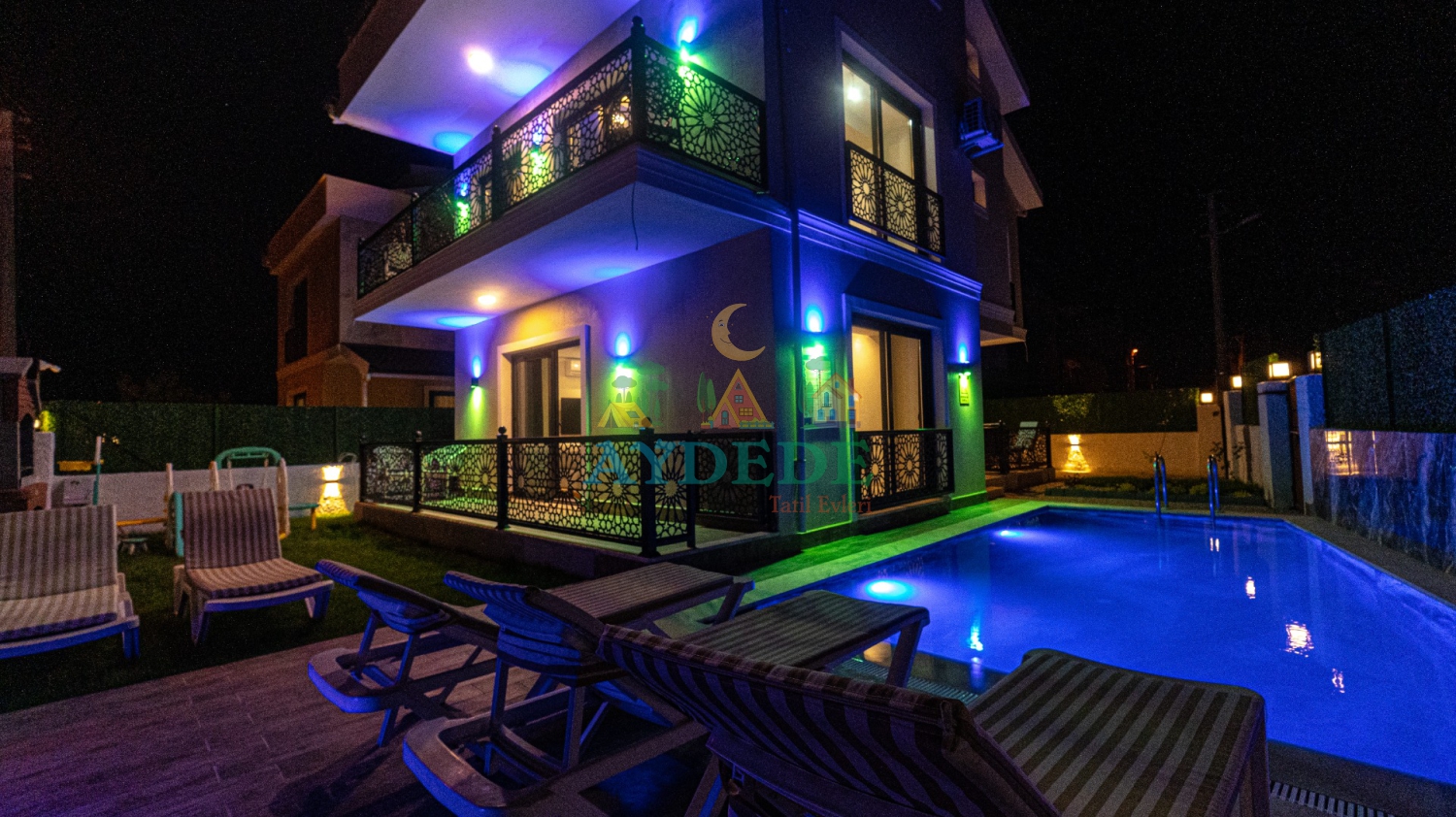 Villa Single Fethiye Karagedik’te gece aydınlatmalı özel havuz ve modern dış cephe görünümü