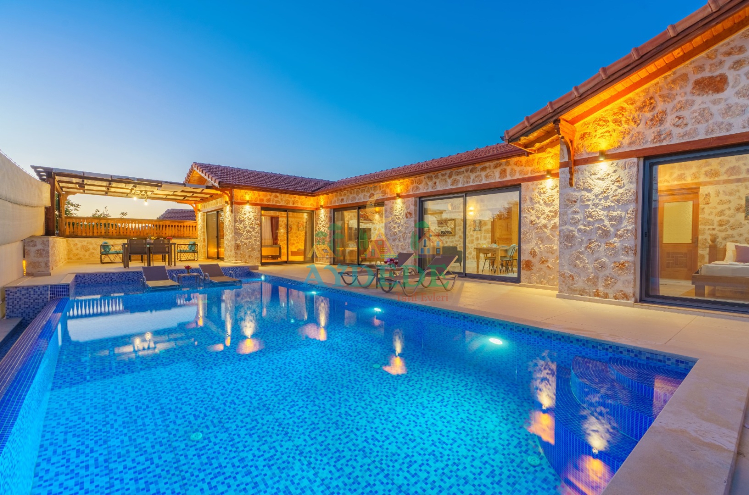 Villa Latte Kalkan Üzümlü'de korunaklı özel yüzme havuzu ve taş mimarisiyle muhafazakar ailelere özel lüks tatil villası.