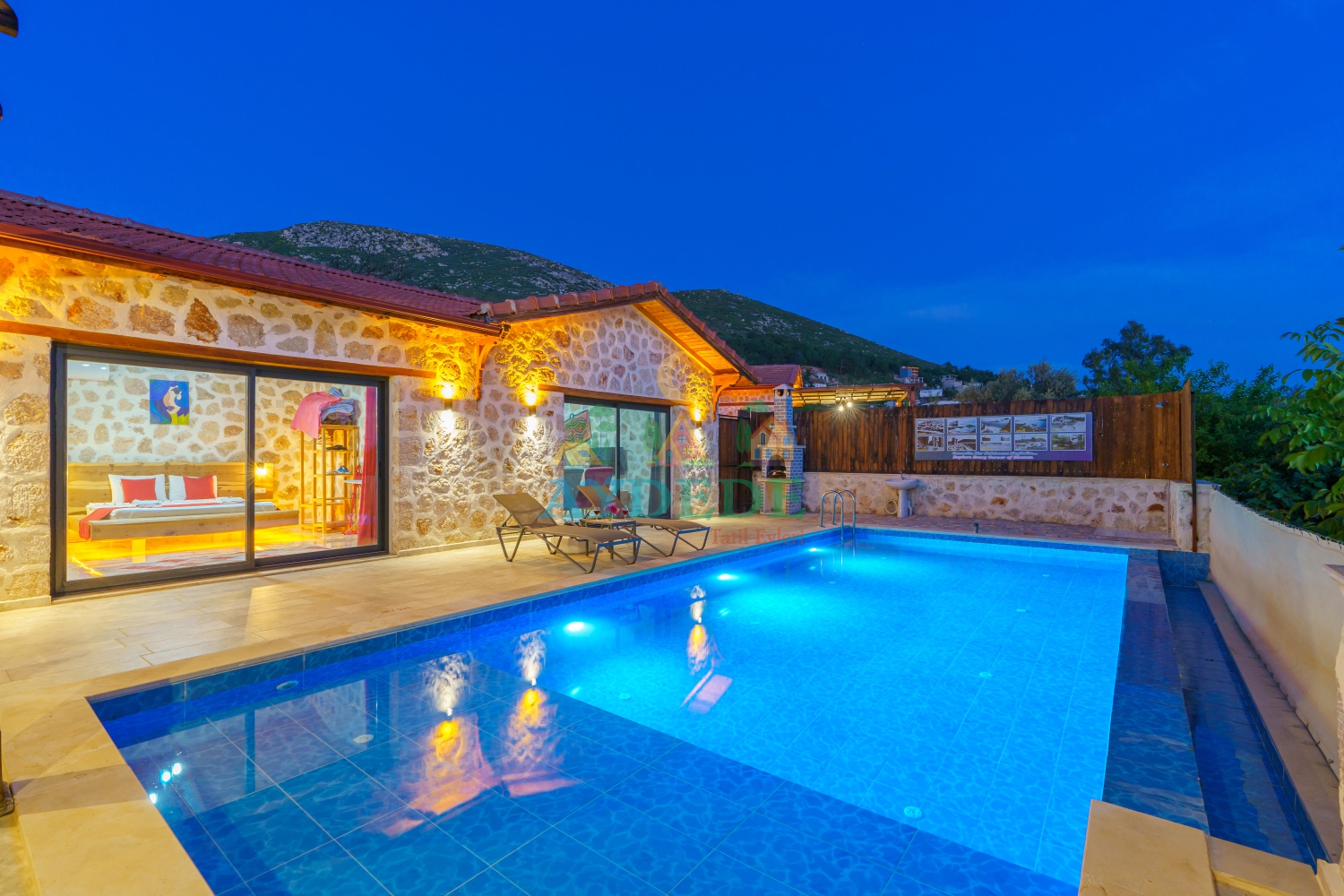 Villa Starlight Kalkan Üzümlü'de korunaklı özel yüzme havuzu ve taş mimarisiyle muhafazakar balayı çiftlerine özel lüks villa.