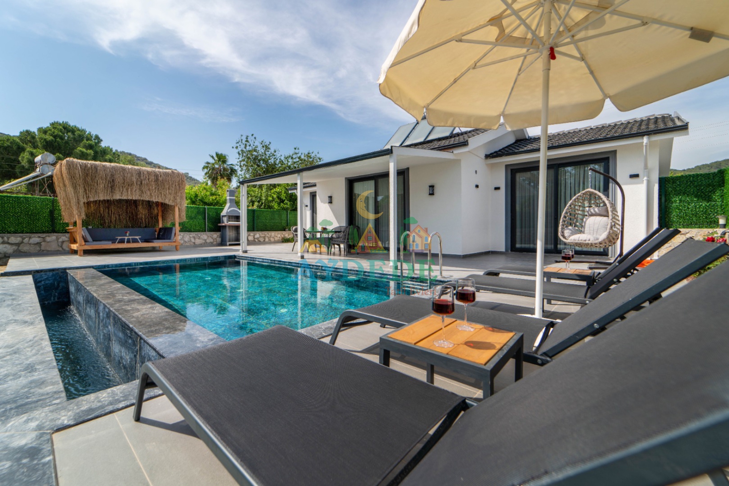 Villa Lita, Fethiye Kayaköy'de özel havuzu, jakuzisi ve muhafazakar bahçesiyle aileler ve balayı çiftleri için konforlu bir tatil villasıdır.