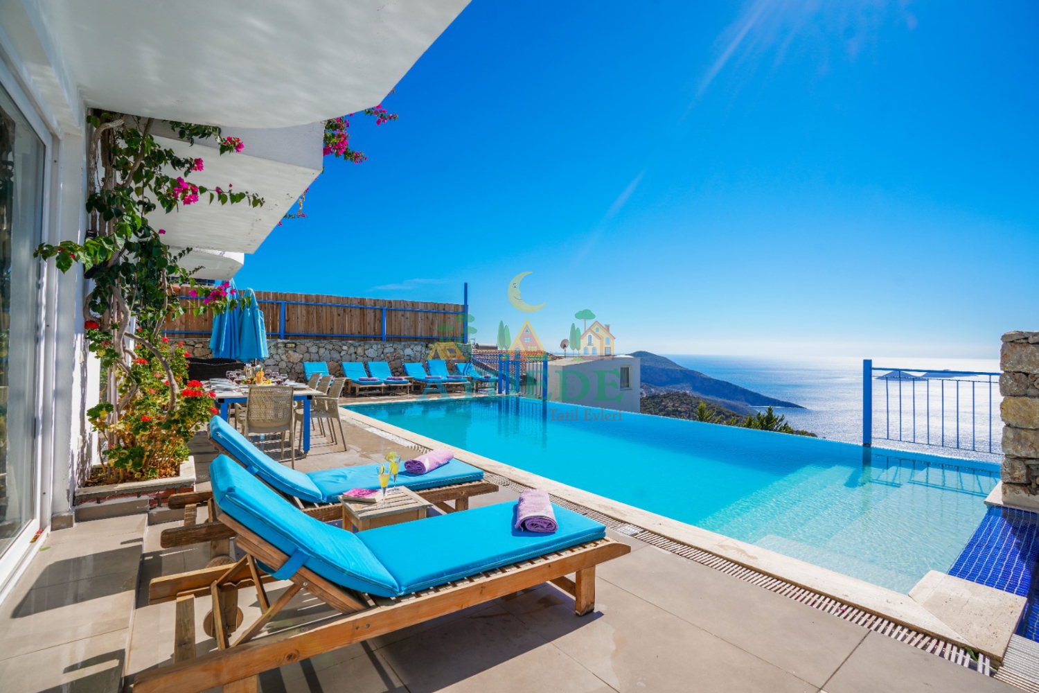 Villa Bonny 1 Kalkan Kördere’de deniz manzaralı, özel sonsuzluk havuzlu ve geniş güneşlenme alanına sahip lüks villa.