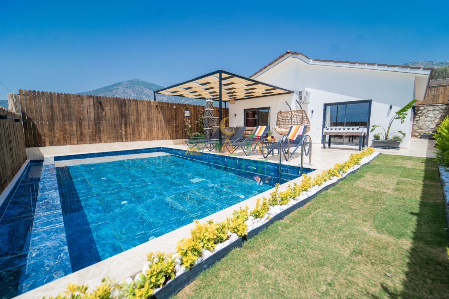 Doğa manzarası eşliğinde konumlanan özel yüzme havuzu, geniş güneşlenme alanı ve modern mimarisiyle keyifli bir tatil ortamı sunuyor.