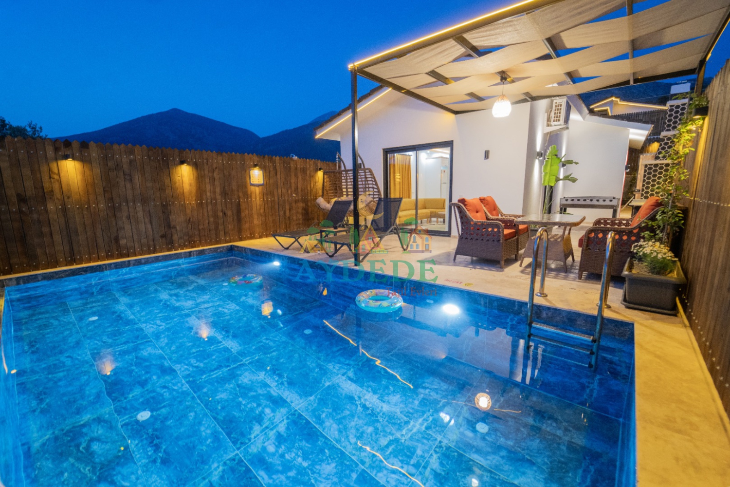 Villa Rua 1’in korunaklı özel havuzu, akşam aydınlatması ve şık dış alanıyla Kalkan Çayköy’de huzurlu bir tatil atmosferi sunuyor.