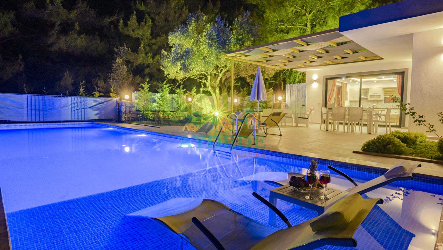 Kalkan İslamlar’da yer alan Villa Spada, özel havuzu, doğa içerisindeki huzurlu konumu ve şık bahçesiyle balayı çiftleri ve ailelere özel tatil sunuyor.