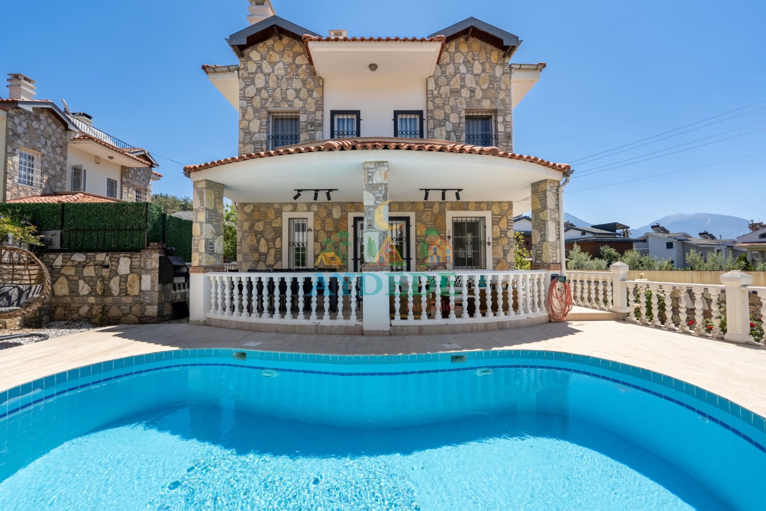 Villa Comfy Fethiye Çalış’ta özel havuz ve şık dış cephe görünümü