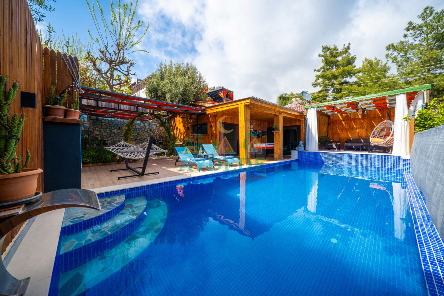 Villa Kara 2 Kalkan İslamlar korunaklı özel havuz ve ahşap mimari villa tasarımı