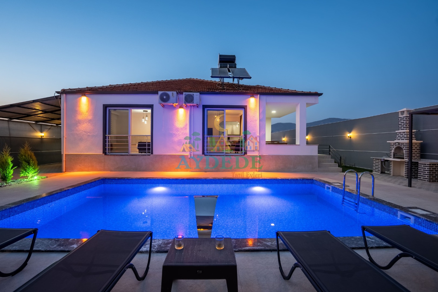 Villa Nara Fethiye Çalıca gece aydınlatmalı havuz ve villa görünümü