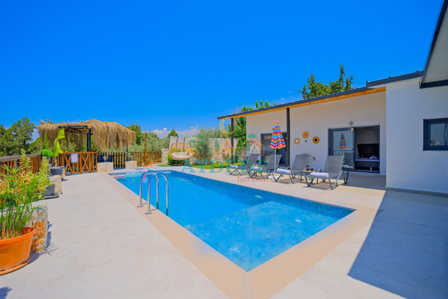 Villa Arda Seydikemer'de özel havuzlu kiralık villa genel havuz görünümü