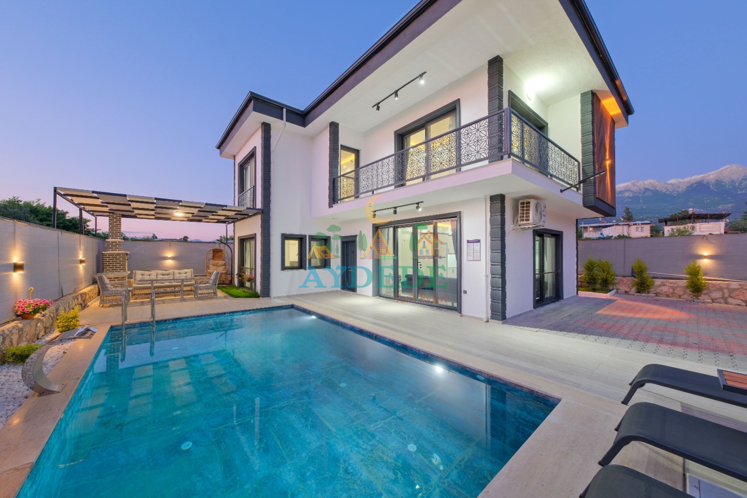Modern dış tasarımı ve ferah havuz terasıyla dikkat çeken Villa Gökalp, kalabalık aileler için konforlu bir konaklama imkanı sağlamaktadır.