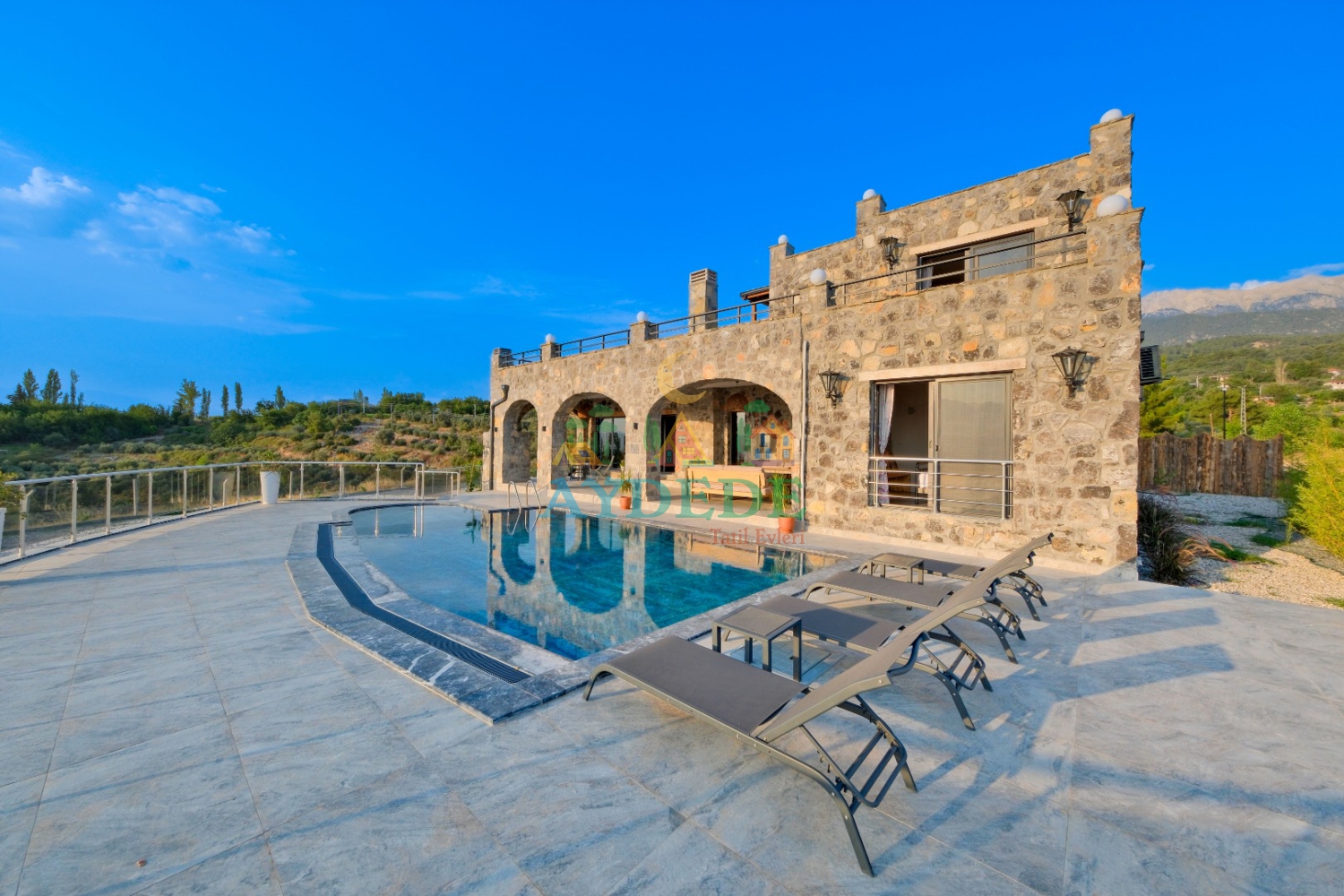 Villa Palace Seydikemer Döğer'de özel yüzme havuzu ve doğal taş mimarisiyle lüks tatil villası.