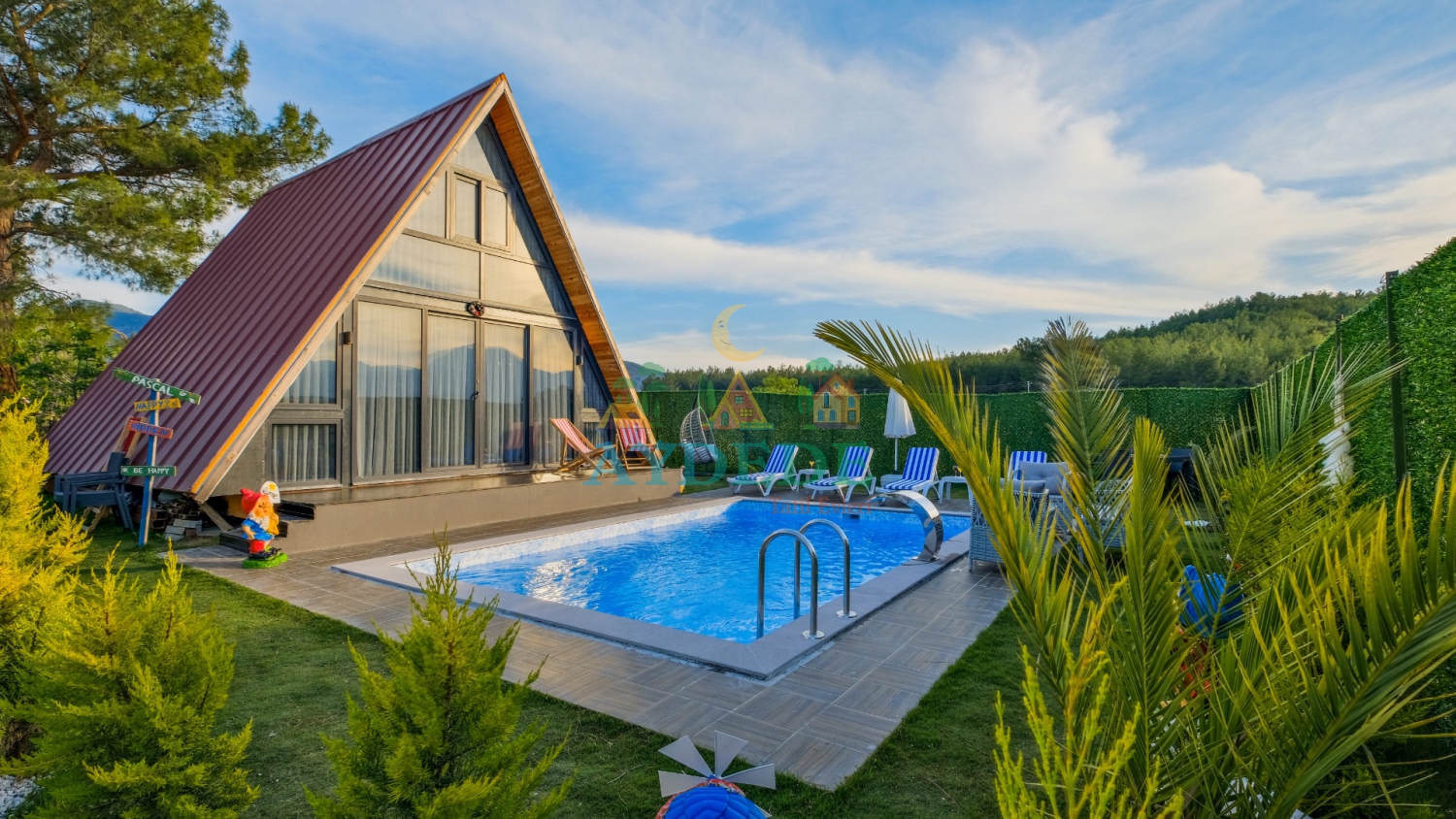 Vega Bungalov 2’nin özel yüzme havuzu ve modern A tipi mimarisiyle doğa manzarasına açılan konforlu tatil alanı.