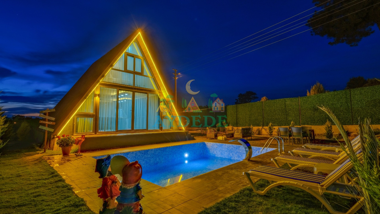 Vega Bungalov 2’nin gece ışıklandırmalı özel yüzme havuzu ve modern A tipi mimarisiyle eşsiz tatil atmosferi.