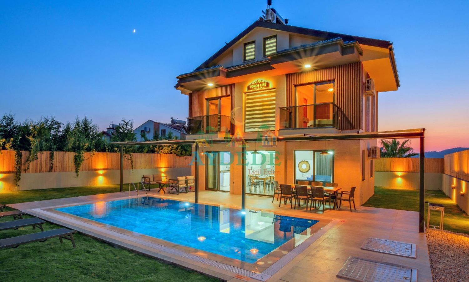 Fethiye Ovacık'ta bulunan Villa Cozy'nin özel yüzme havuzu, modern mimarisi ve akşam ışıklandırmasıyla lüks villa atmosferi.