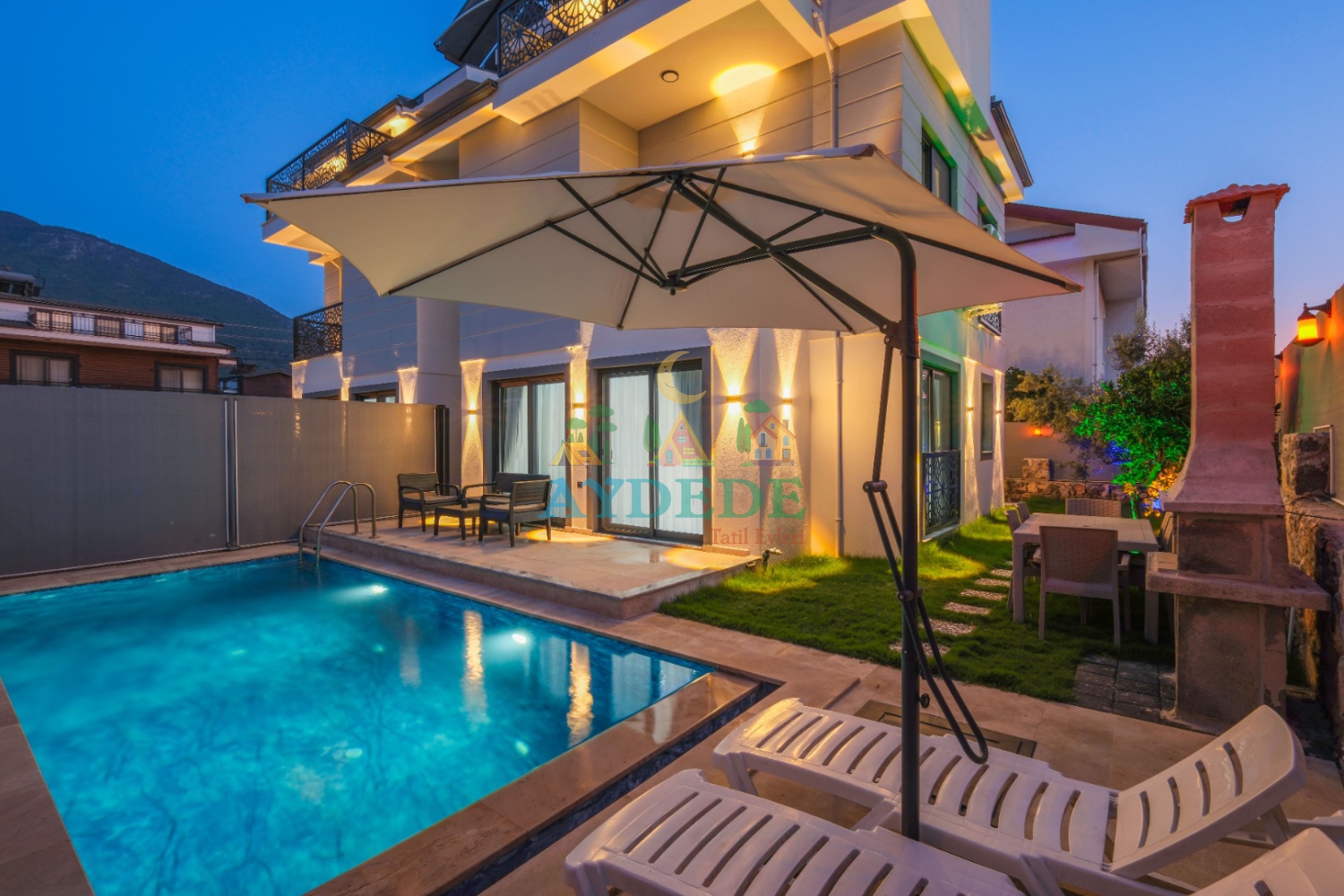 Fethiye Karaçulha'da Villa Linda 1'in özel yüzme havuzu ve modern dış cephesi.