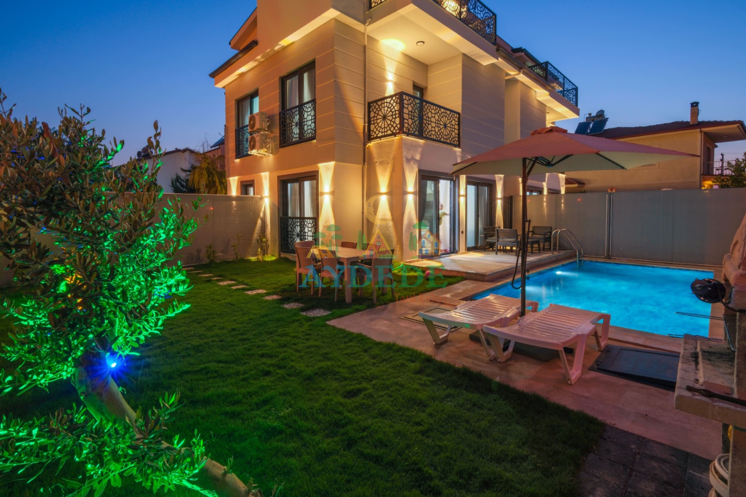 Fethiye Karaçulha'da Villa Linda 2'nin özel yüzme havuzu ve modern dış cephesi.