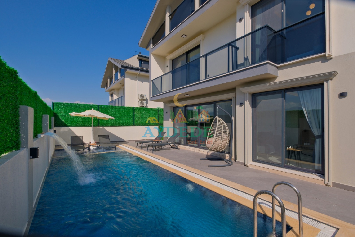 Villa Marsel 2’nin özel yüzme havuzu ve modern mimarisi, Seydikemer Gerişburnu’nda ayrıcalıklı bir villa tatili sunmaktadır.