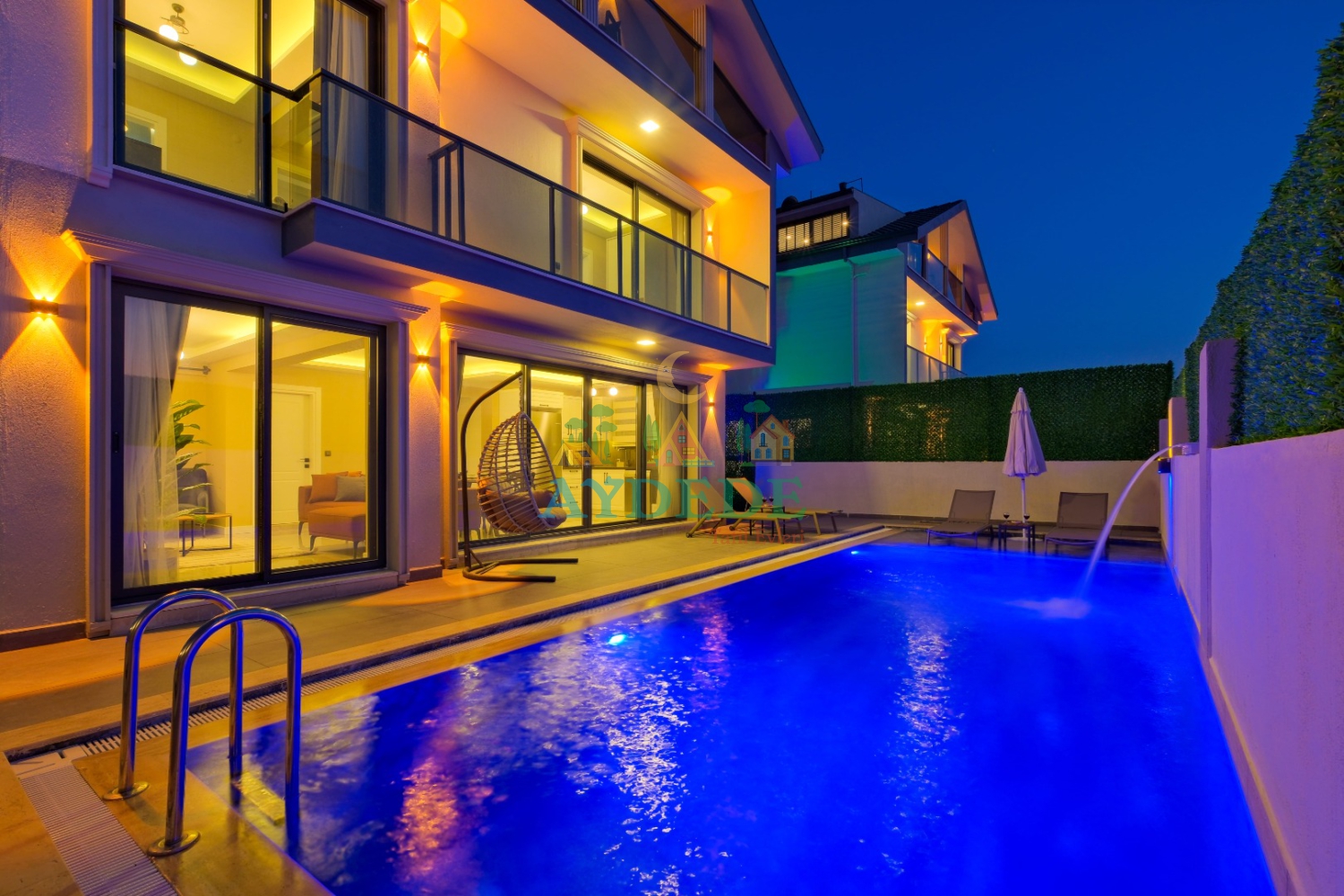 Villa Marsel 1’in özel yüzme havuzu ve modern dış mimarisi, Seydikemer Gerişburnu’nda konforlu ve lüks bir tatil deneyimi sunmaktadır.