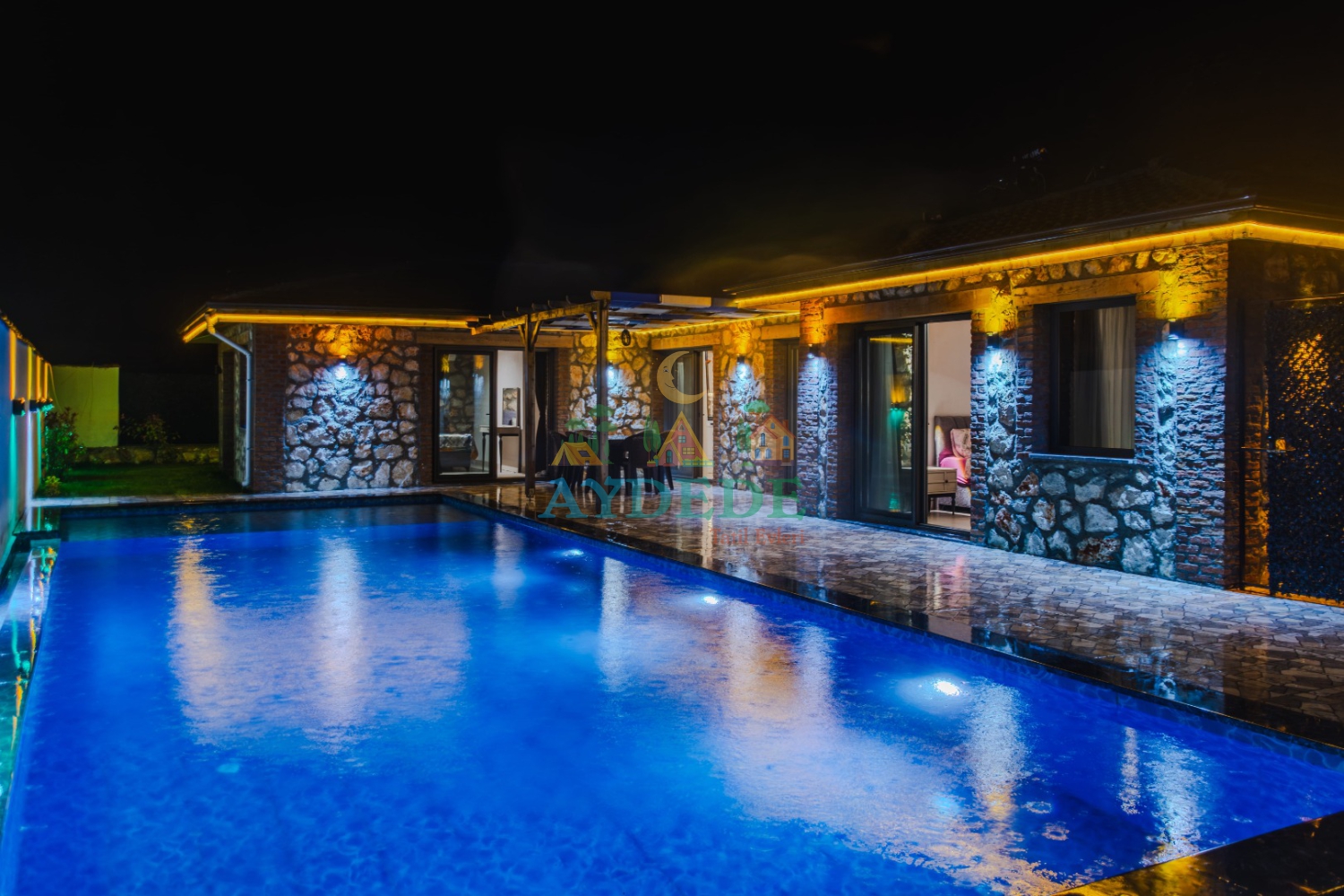 Fethiye Seydikemer’de özel havuzlu muhafazakar kiralık villa gece havuz manzarası