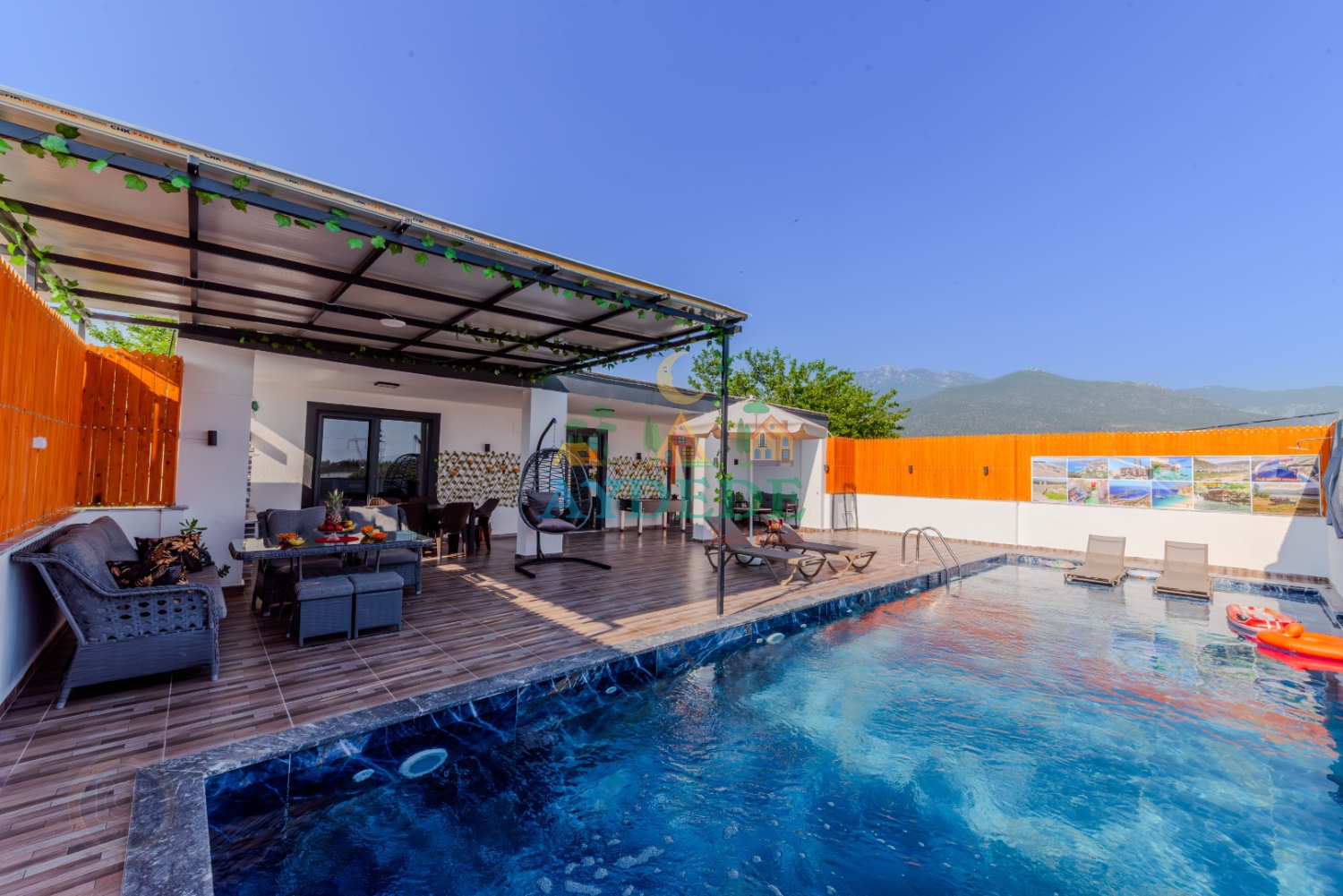 Kalkan Çavdır’da Villa Nefira’da korunaklı havuz ve şık dış alan tasarımı