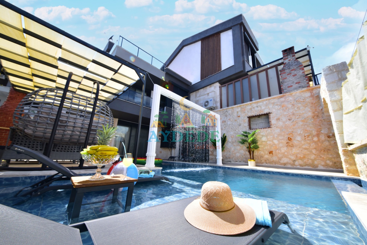 Antalya Demre Bozdağ’da konumlanan Villa Lacivert’in özel yüzme havuzu ve modern dış mimarisiyle lüks tatil keyfi.