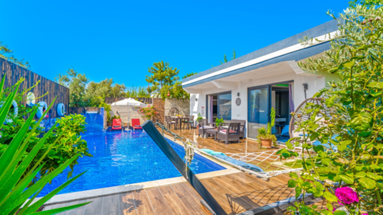 Kalkan Üzümlü konumunda yer alan Villa Medi’nin özel yüzme havuzu ve modern mimarisi, balayı çiftlerine özel huzurlu bir tatil alanı sunmaktadır. Korunaklı yapısı sayesinde gözlerden uzak konforlu bir deneyim sağlar