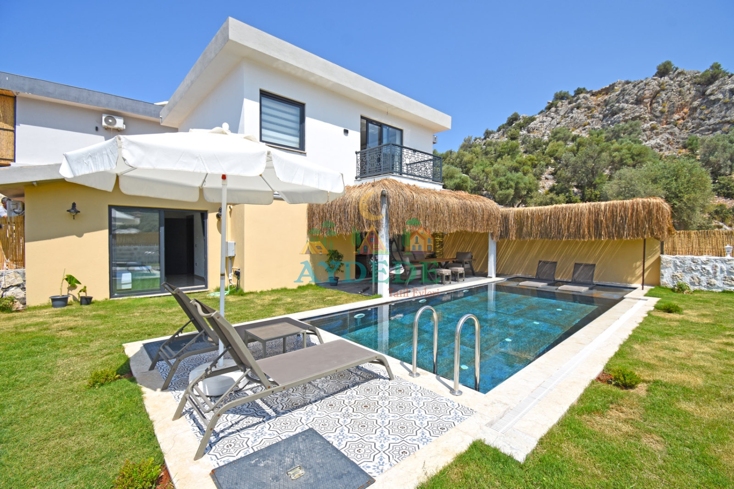 Villa Can Duo Kalkan Çayköy'de korunaklı özel yüzme havuzu, geniş bahçesi ve modern mimarisiyle lüks villa tatili sunuyor.
