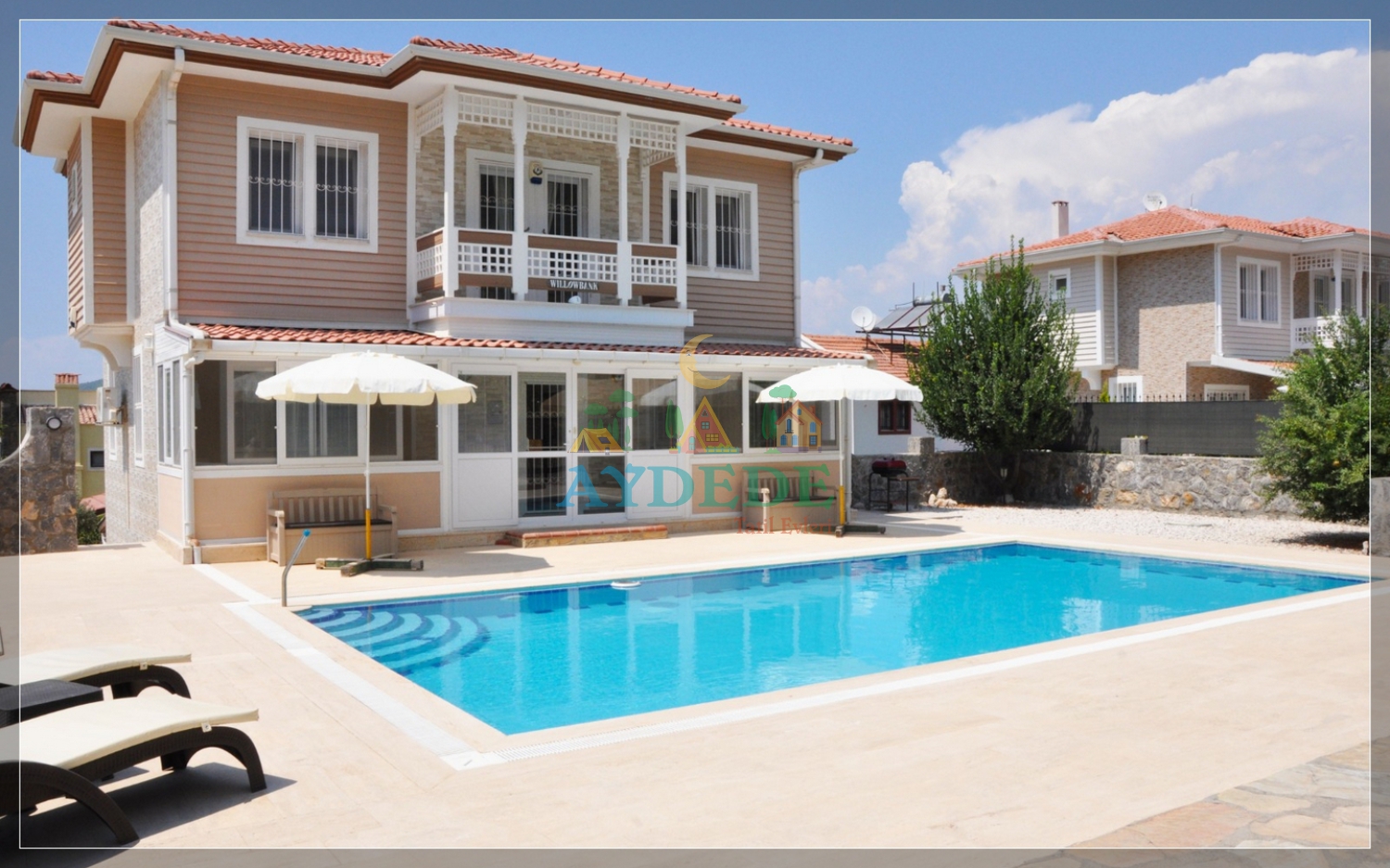 Villa Twins 15’in Fethiye Ovacık’taki özel yüzme havuzu, geniş havuz terası ve müstakil villa cephesinden görünüm.
