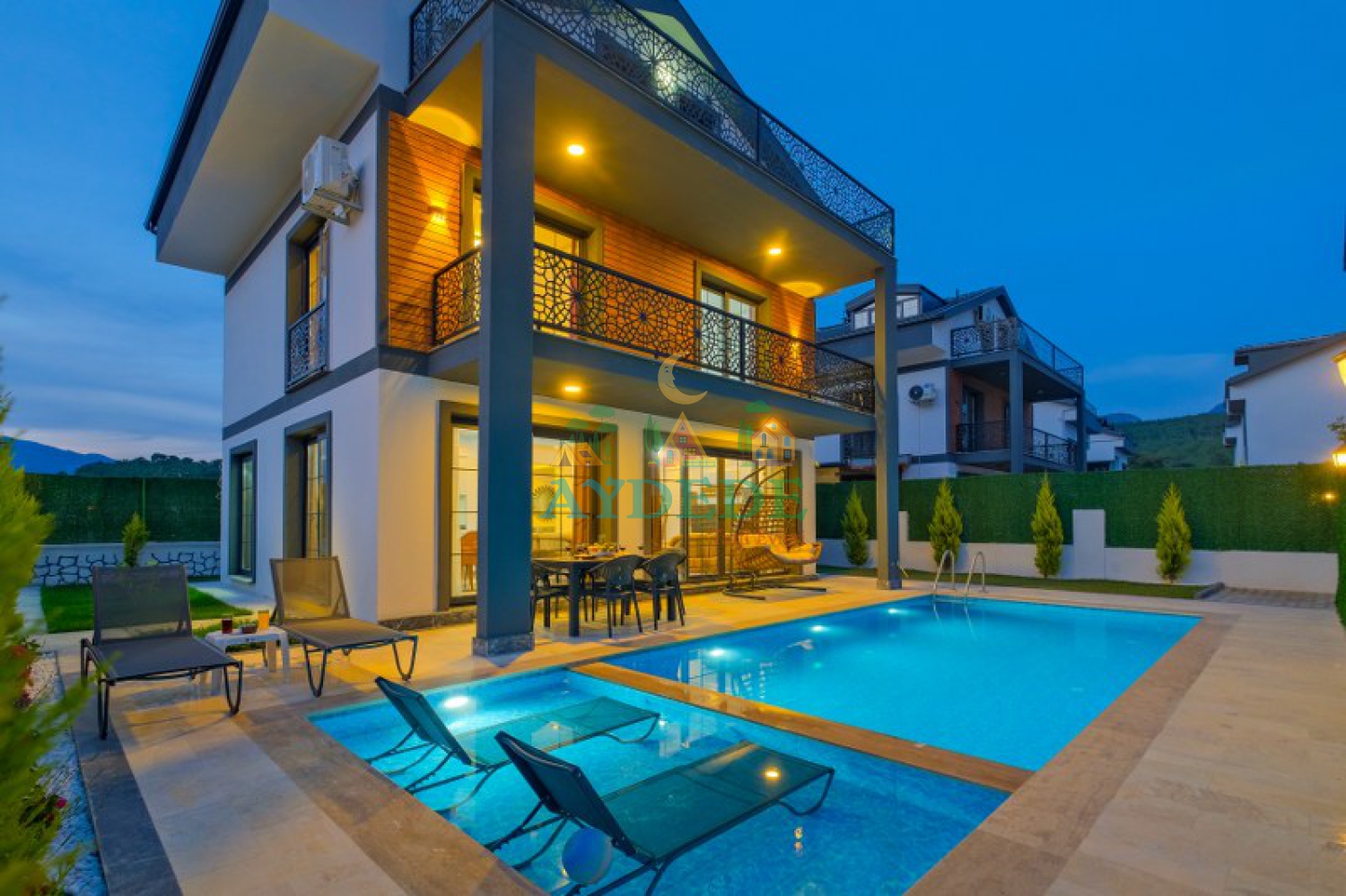 Fethiye Seydikemer Gerişburnu’nda doğa içinde konumlanan Villa Ahsen 1 özel havuzlu kiralık villa dış cephe görünümü.