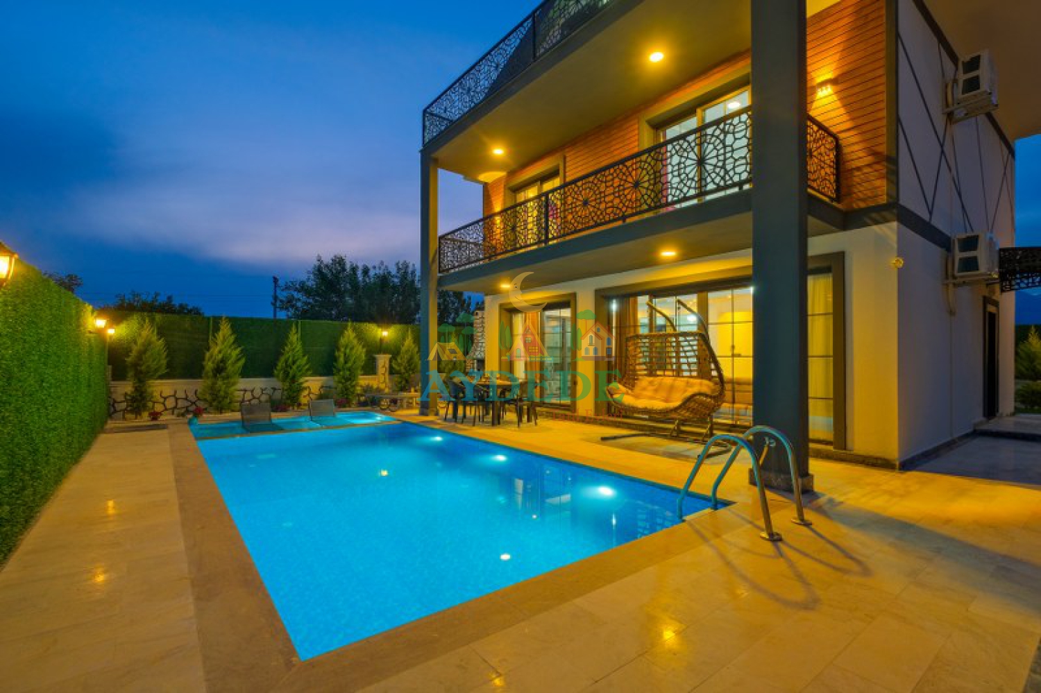 Fethiye Seydikemer bölgesinde konumlanan Villa Ahsen 2 modern mimarili özel havuzlu kiralık villa dış cephe görünümü.