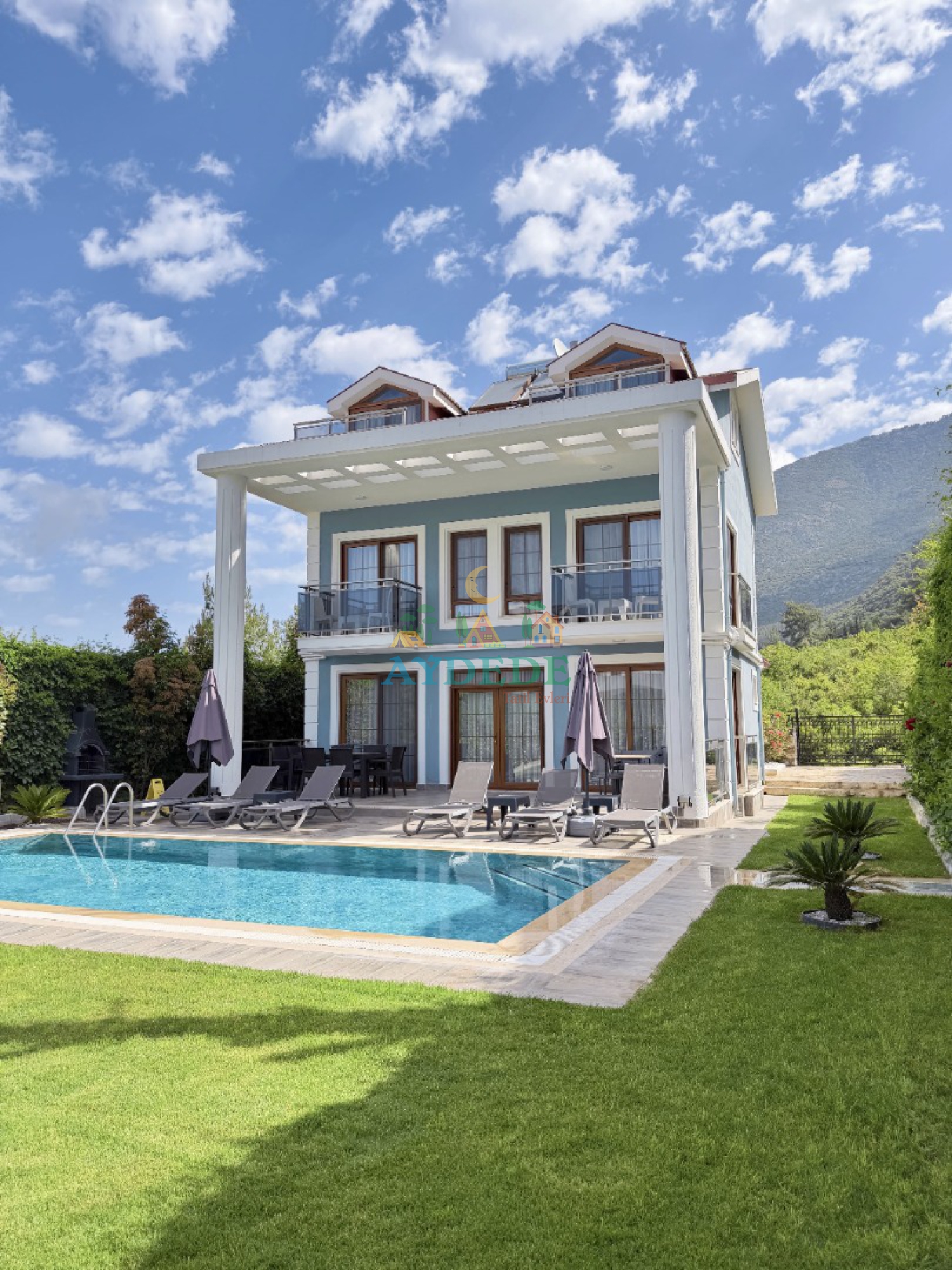 Fethiye Ovacık'ta bulunan Villa Mavi 3’ün özel havuzlu lüks dış cephe görünümü