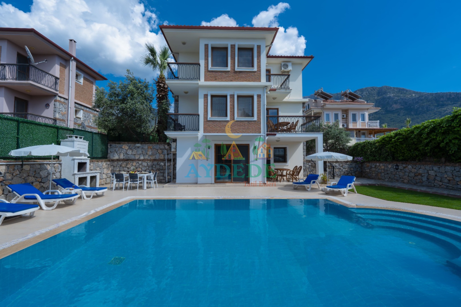 Villa Öğüt’ün Fethiye Ovacık’taki özel yüzme havuzu ve modern dış mimariden genel görünüm