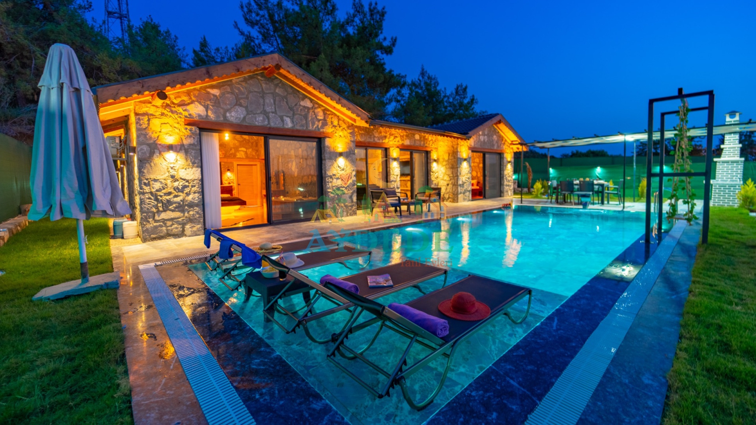 Villa Nimo Duo, Fethiye Çalış'ta özel havuzlu, muhafazakar taş mimarisi ve doğa içindeki konumuyla huzurlu bir tatil sunmaktadır.