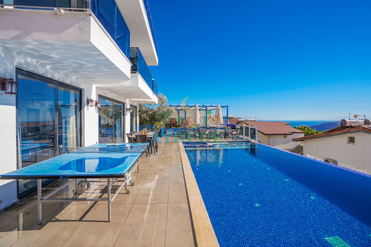 Villa New Porto Kalkan Kördere’de deniz manzarası, özel sonsuzluk havuzu ve geniş havuz terasıyla lüks villa tatili sunmaktadır.