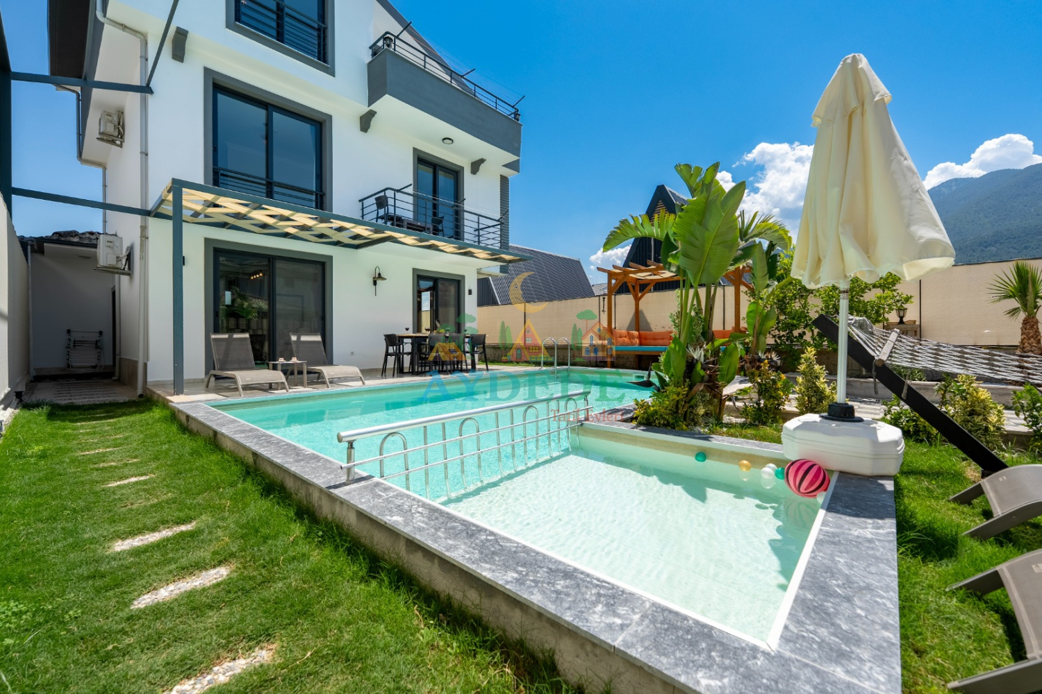 Villa Alin’in Fethiye Karaçulha’daki modern dış cephesi ve özel yüzme havuzu, geniş bahçesiyle konforlu tatil imkânı sunuyor.